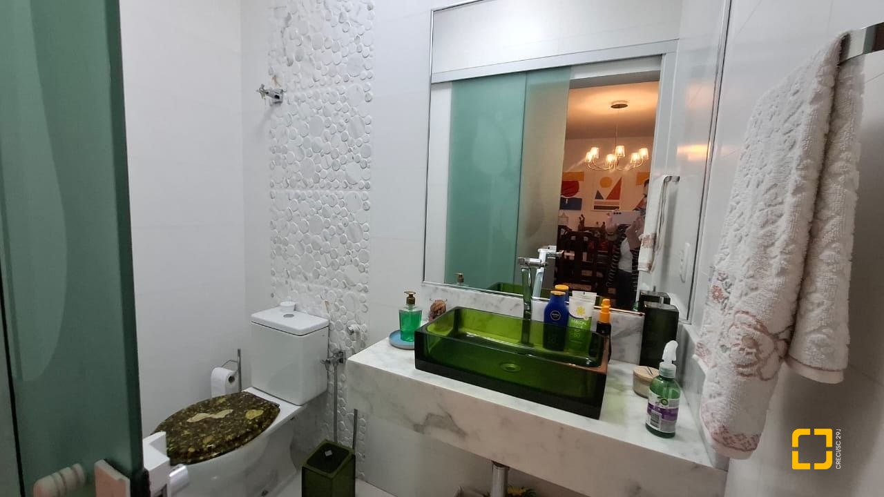 Casa com 200m², 4 quartos (sendo 1 suíte), 2 garagens, no bairro Pedra Branca em Palhoça