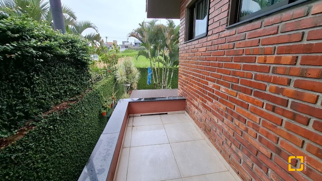 Casa com 200m², 4 quartos (sendo 1 suíte), 2 garagens, no bairro Pedra Branca em Palhoça
