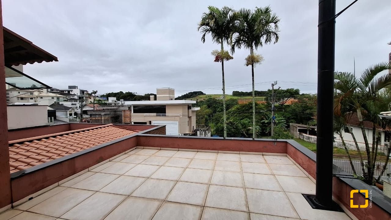 Casa com 200m², 4 quartos (sendo 1 suíte), 2 garagens, no bairro Pedra Branca em Palhoça