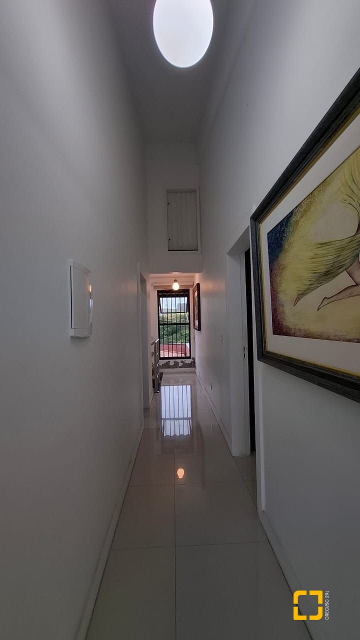 Casa com 200m², 4 quartos (sendo 1 suíte), 2 garagens, no bairro Pedra Branca em Palhoça
