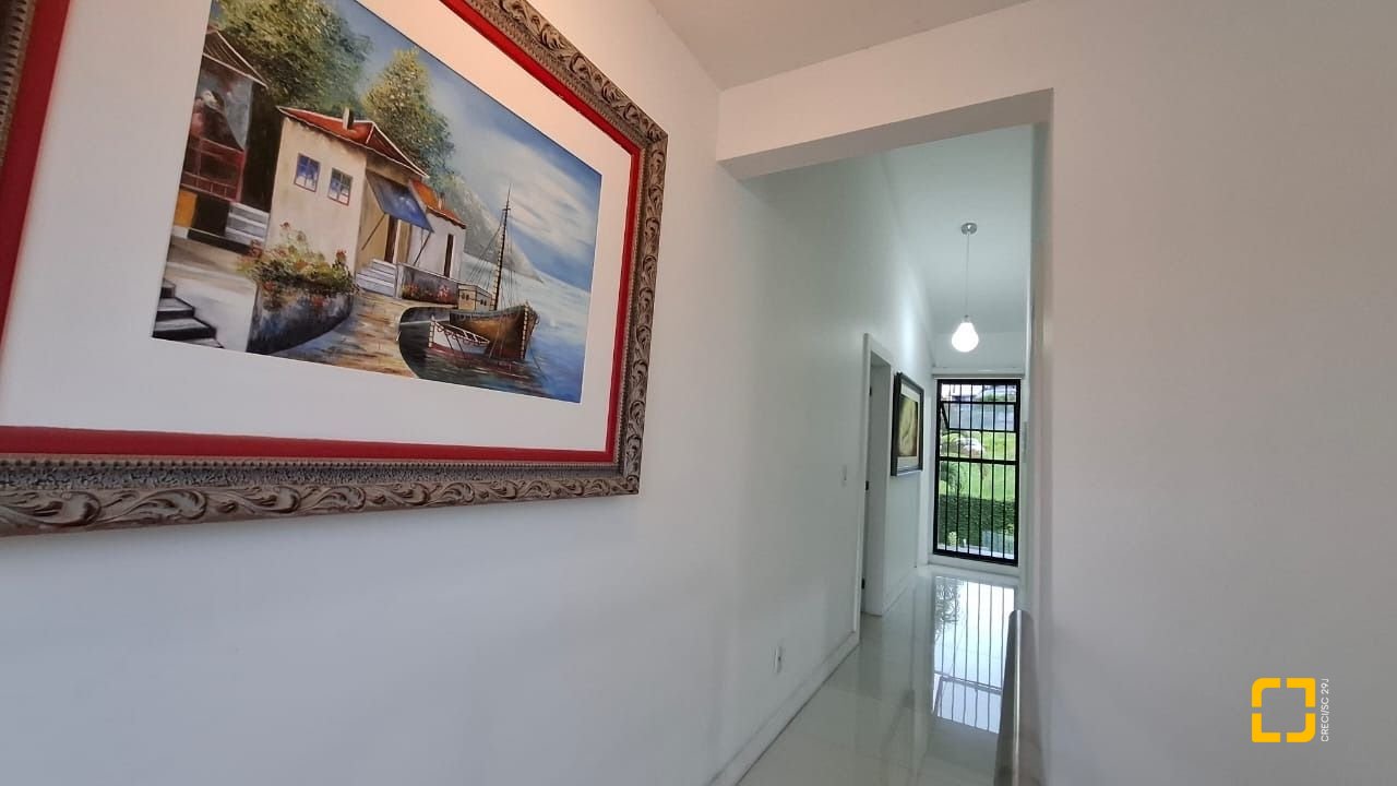 Casa com 200m², 4 quartos (sendo 1 suíte), 2 garagens, no bairro Pedra Branca em Palhoça