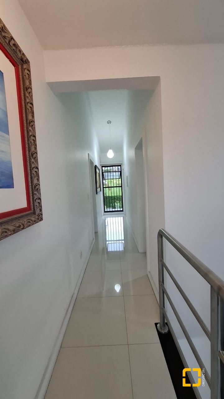 Casa com 200m², 4 quartos (sendo 1 suíte), 2 garagens, no bairro Pedra Branca em Palhoça