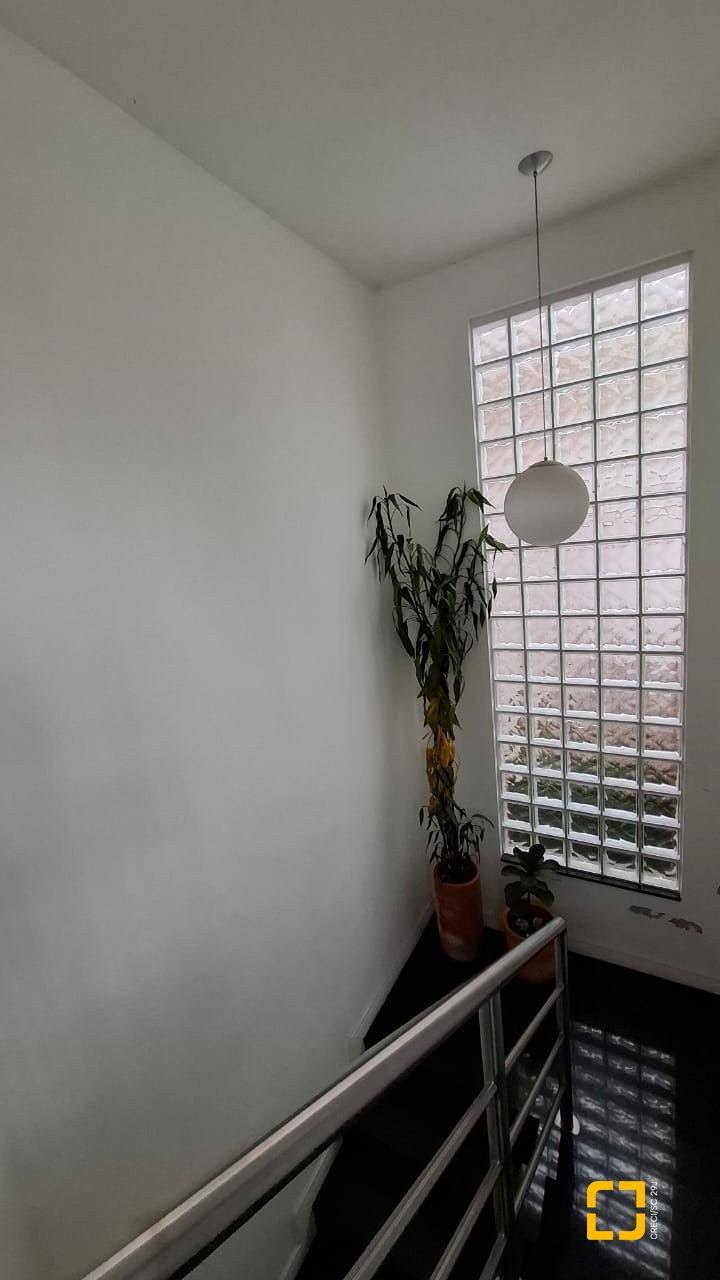 Casa com 200m², 4 quartos (sendo 1 suíte), 2 garagens, no bairro Pedra Branca em Palhoça