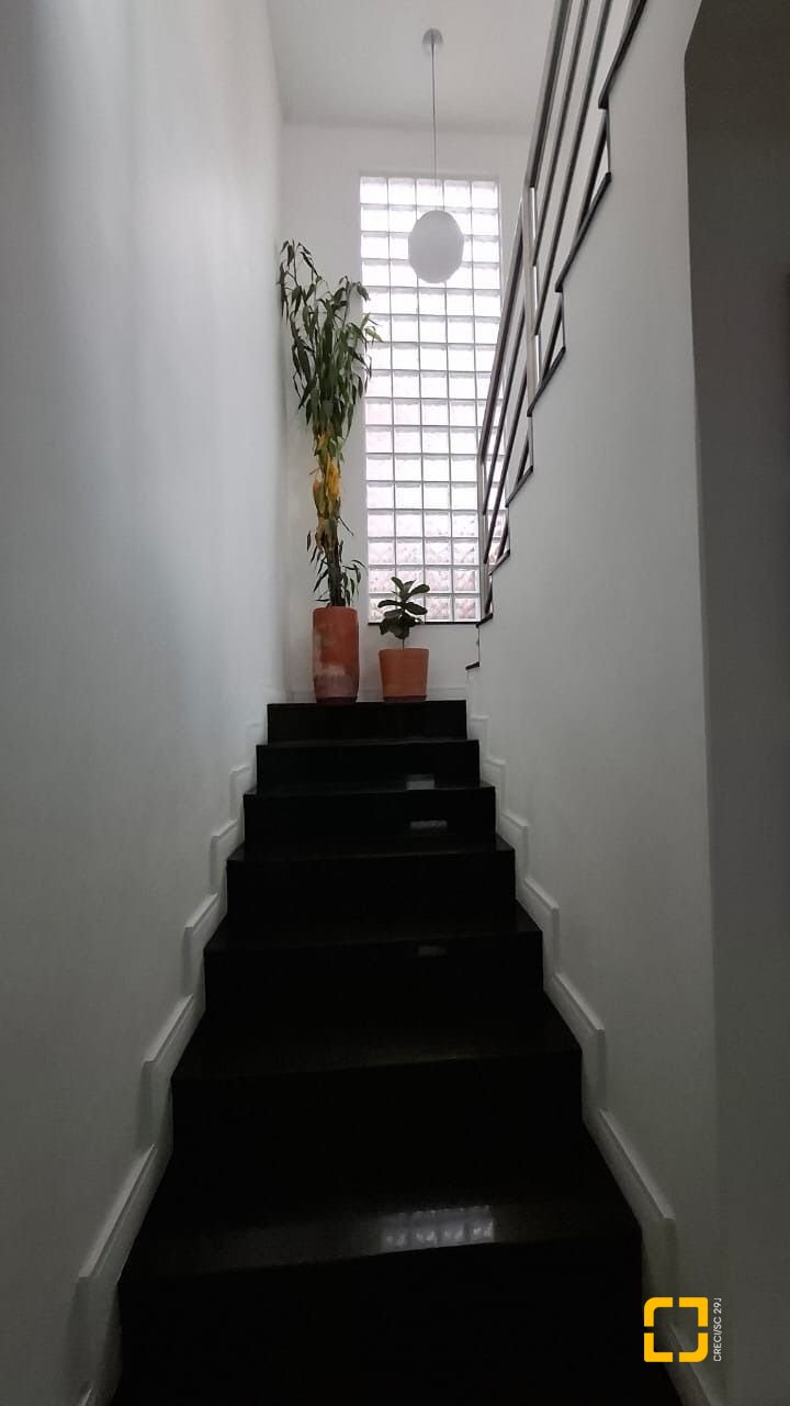 Casa com 200m², 4 quartos (sendo 1 suíte), 2 garagens, no bairro Pedra Branca em Palhoça