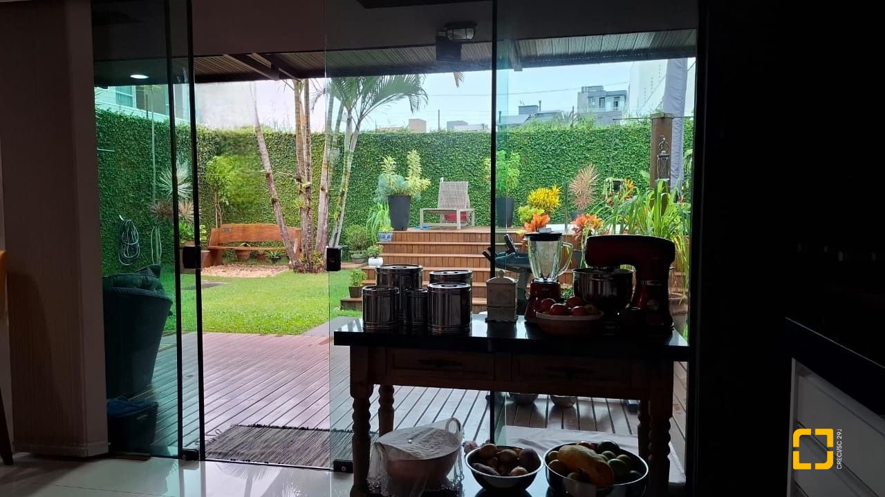 Casa com 200m², 4 quartos (sendo 1 suíte), 2 garagens, no bairro Pedra Branca em Palhoça