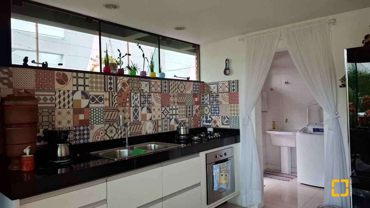 Casa com 200m², 4 quartos (sendo 1 suíte), 2 garagens, no bairro Pedra Branca em Palhoça