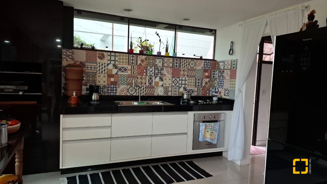 Casa com 200m², 4 quartos (sendo 1 suíte), 2 garagens, no bairro Pedra Branca em Palhoça