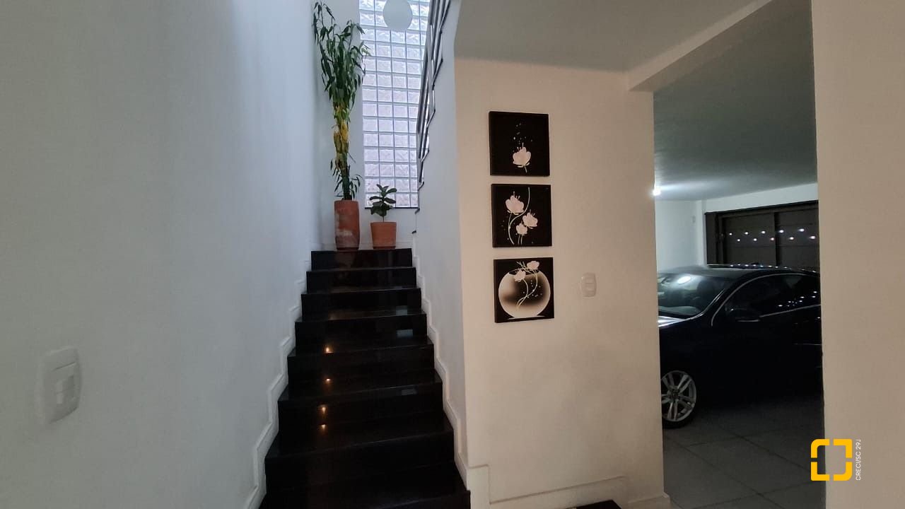 Casa com 200m², 4 quartos (sendo 1 suíte), 2 garagens, no bairro Pedra Branca em Palhoça