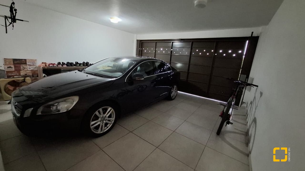Casa com 200m², 4 quartos (sendo 1 suíte), 2 garagens, no bairro Pedra Branca em Palhoça
