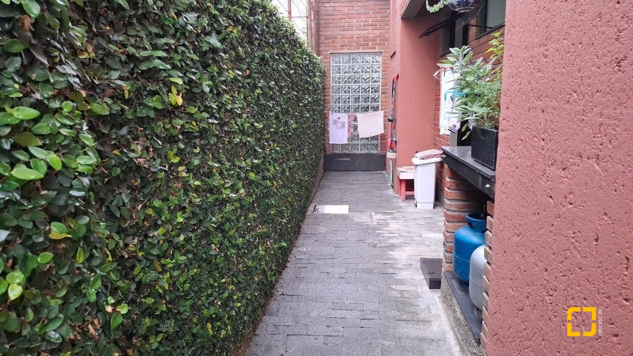 Casa com 200m², 4 quartos (sendo 1 suíte), 2 garagens, no bairro Pedra Branca em Palhoça