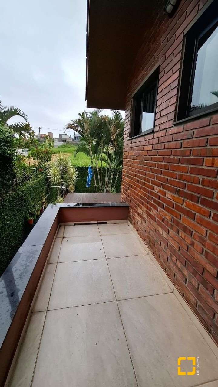 Casa com 200m², 4 quartos (sendo 1 suíte), 2 garagens, no bairro Pedra Branca em Palhoça