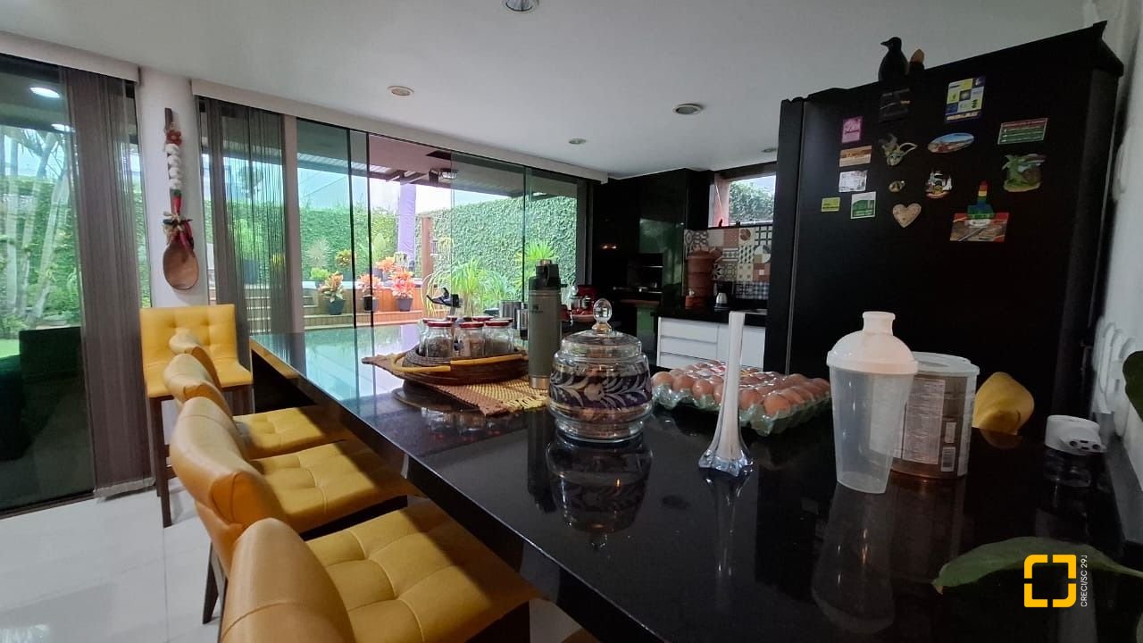 Casa com 200m², 3 quartos (sendo 1 suíte), 2 garagens, no bairro Pedra Branca em Palhoça