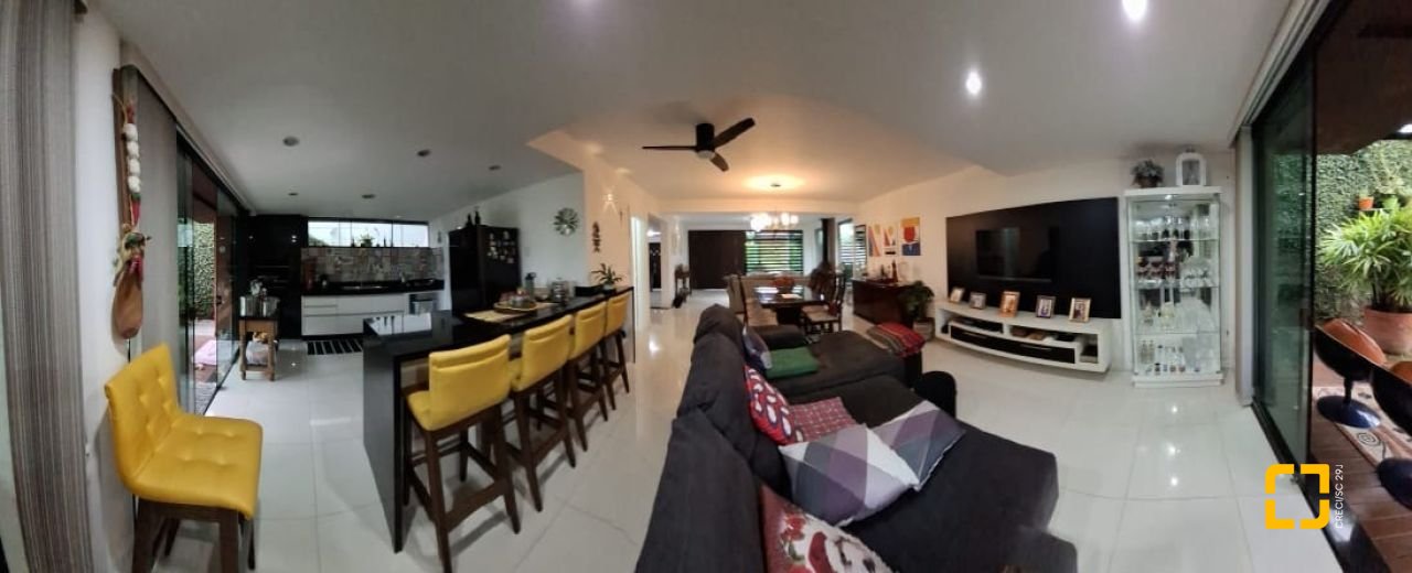 Casa com 200m², 3 quartos (sendo 1 suíte), 2 garagens, no bairro Pedra Branca em Palhoça