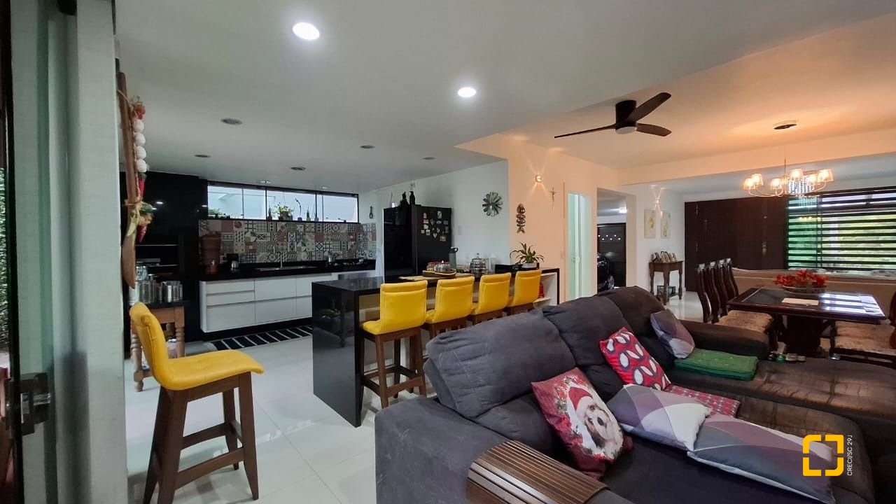 Casa com 200m², 3 quartos (sendo 1 suíte), 2 garagens, no bairro Pedra Branca em Palhoça