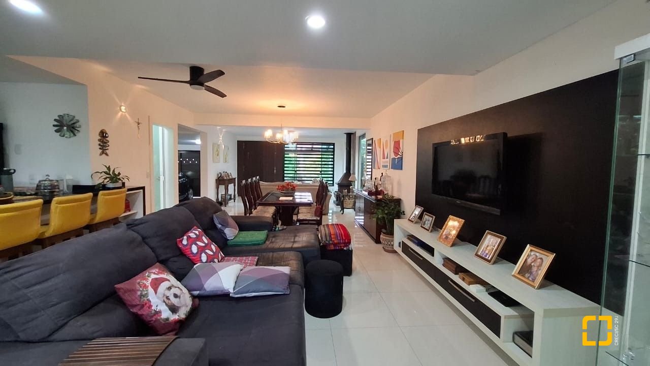 Casa com 200m², 3 quartos (sendo 1 suíte), 2 garagens, no bairro Pedra Branca em Palhoça