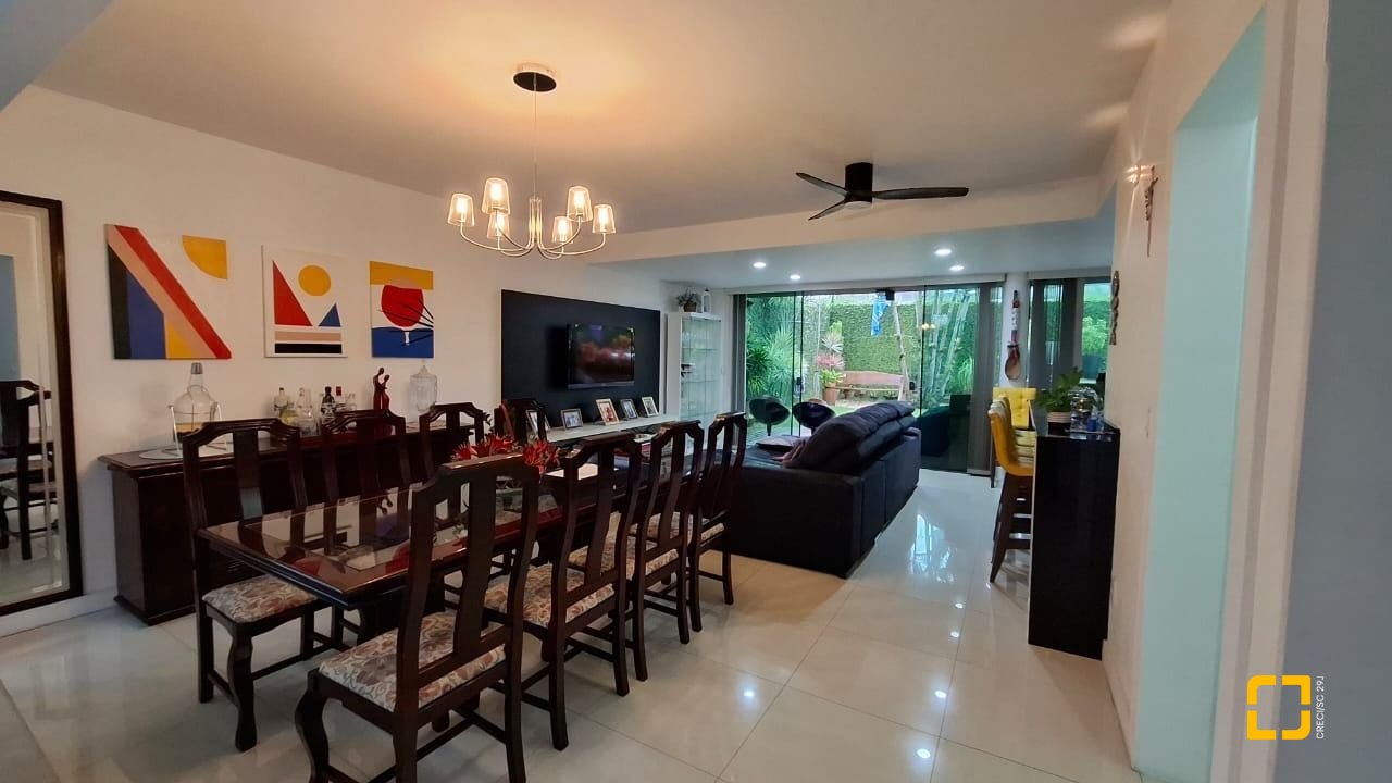 Casa com 200m², 3 quartos (sendo 1 suíte), 2 garagens, no bairro Pedra Branca em Palhoça