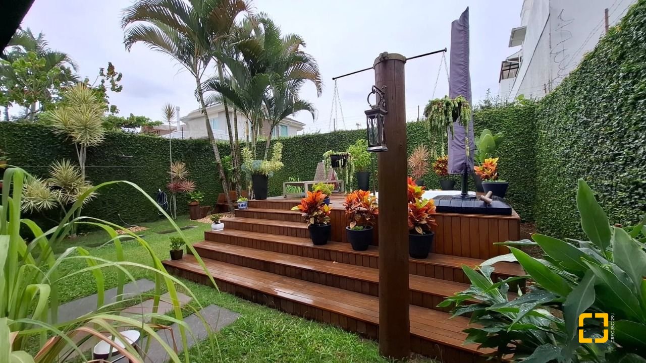 Casa com 200m², 3 quartos (sendo 1 suíte), 2 garagens, no bairro Pedra Branca em Palhoça