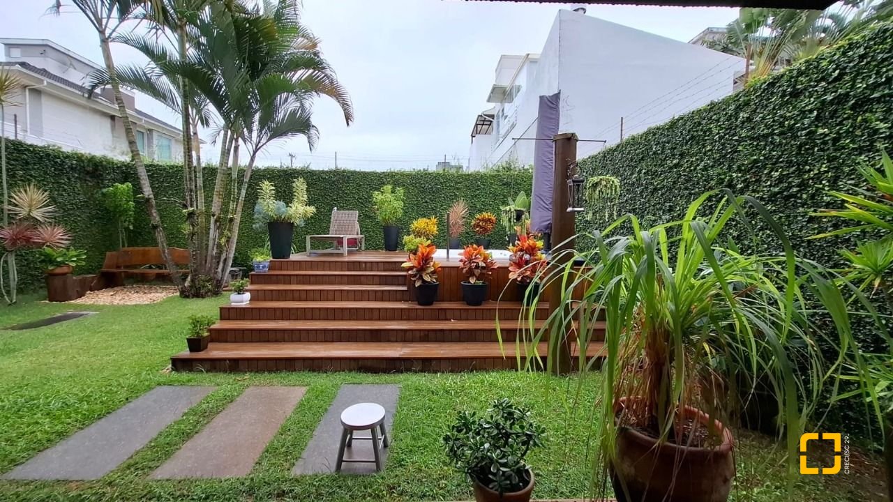 Casa com 200m², 3 quartos (sendo 1 suíte), 2 garagens, no bairro Pedra Branca em Palhoça