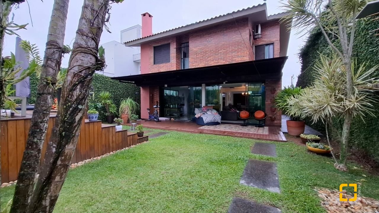 Casa com 200m², 3 quartos (sendo 1 suíte), 2 garagens, no bairro Pedra Branca em Palhoça