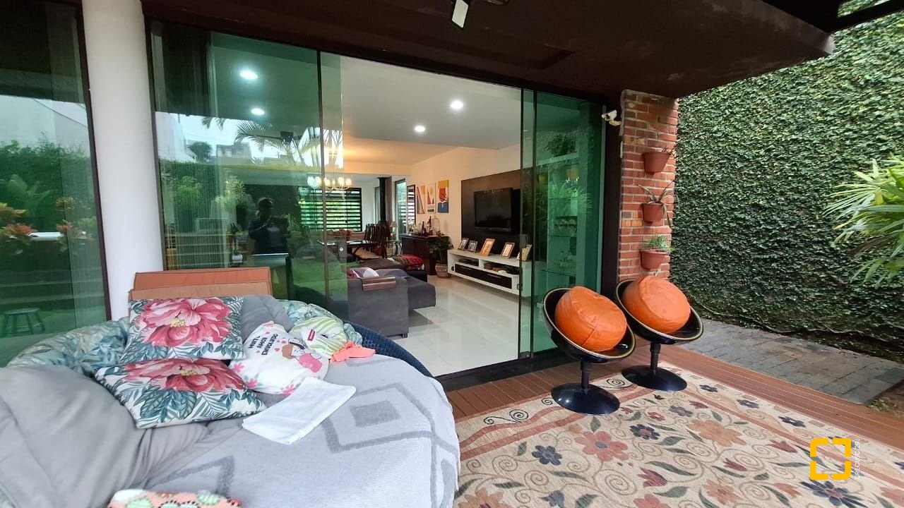 Casa com 200m², 3 quartos (sendo 1 suíte), 2 garagens, no bairro Pedra Branca em Palhoça