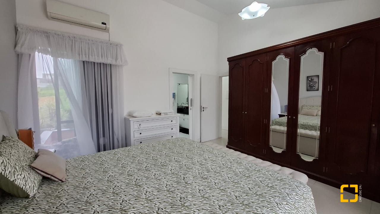 Casa com 200m², 3 quartos (sendo 1 suíte), 2 garagens, no bairro Pedra Branca em Palhoça