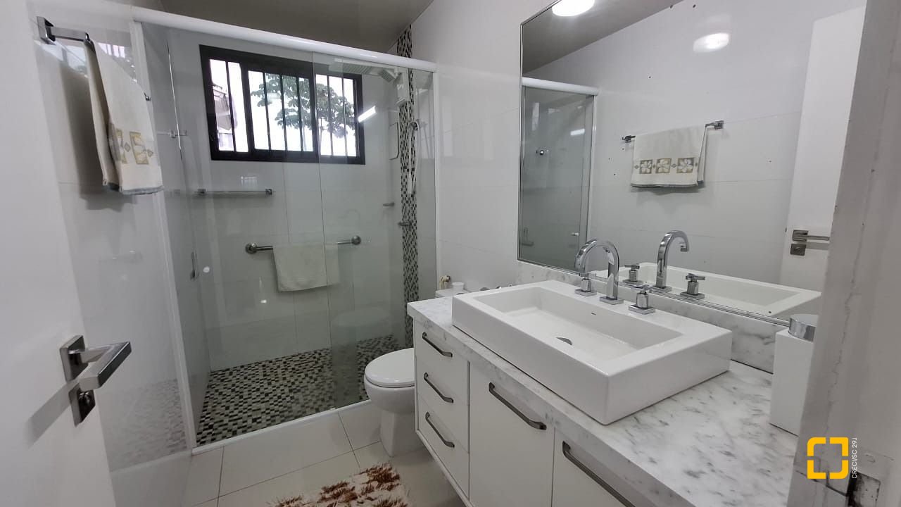 Casa com 200m², 3 quartos (sendo 1 suíte), 2 garagens, no bairro Pedra Branca em Palhoça