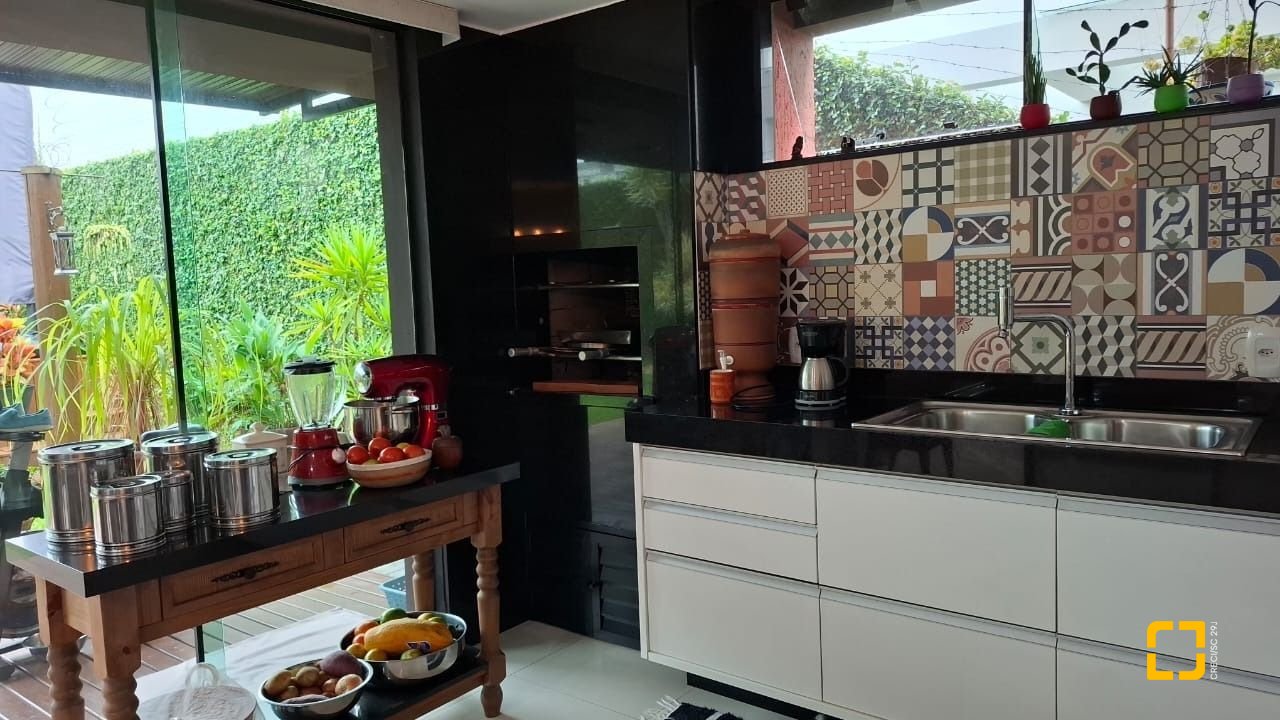 Casa com 200m², 3 quartos (sendo 1 suíte), 2 garagens, no bairro Pedra Branca em Palhoça