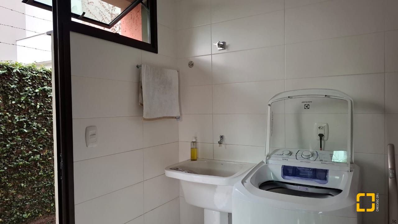 Casa com 200m², 3 quartos (sendo 1 suíte), 2 garagens, no bairro Pedra Branca em Palhoça