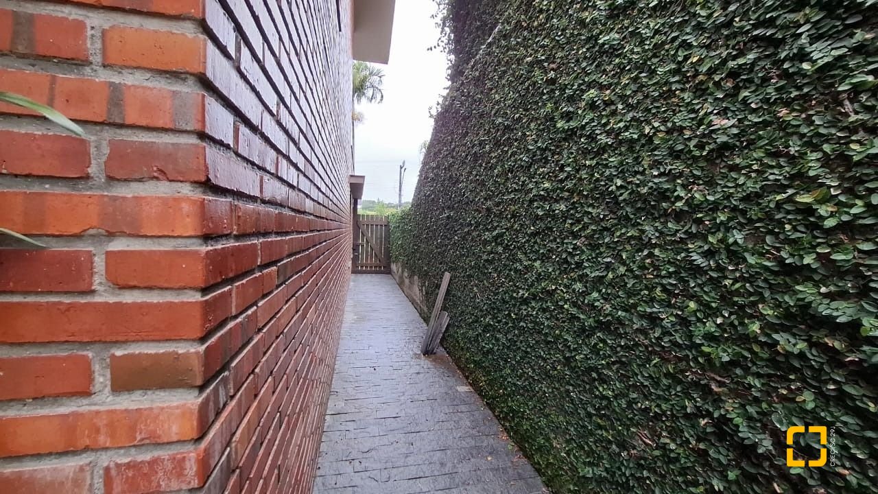 Casa com 200m², 3 quartos (sendo 1 suíte), 2 garagens, no bairro Pedra Branca em Palhoça