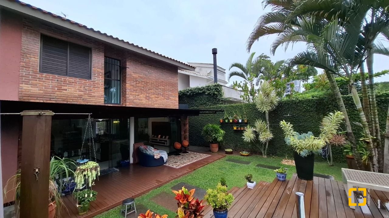 Casa com 200m², 3 quartos (sendo 1 suíte), 2 garagens, no bairro Pedra Branca em Palhoça