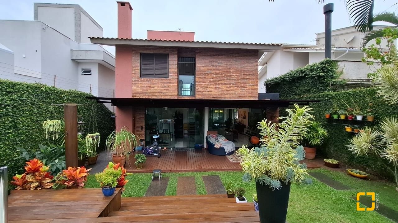 Casa com 200m², 4 quartos (sendo 1 suíte), 2 garagens, no bairro Pedra Branca em Palhoça