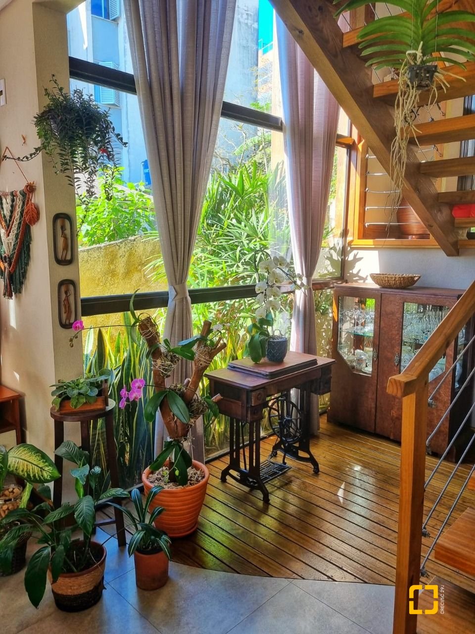 Casa com 236m², 3 quartos (sendo 1 suíte), 2 garagens, no bairro Coqueiros em Florianópolis
