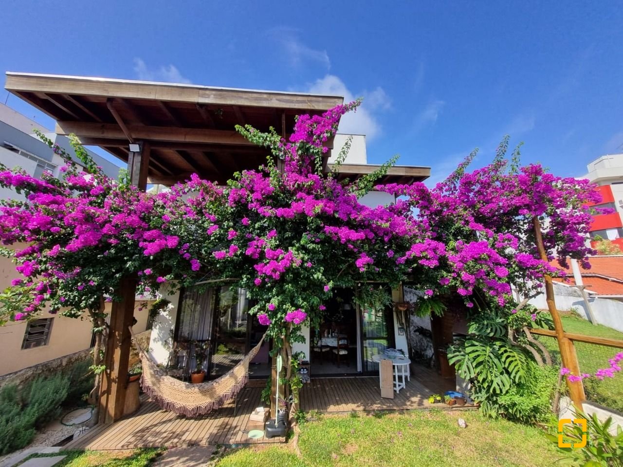 Casa com 236m², 3 quartos (sendo 1 suíte), 2 garagens, no bairro Coqueiros em Florianópolis