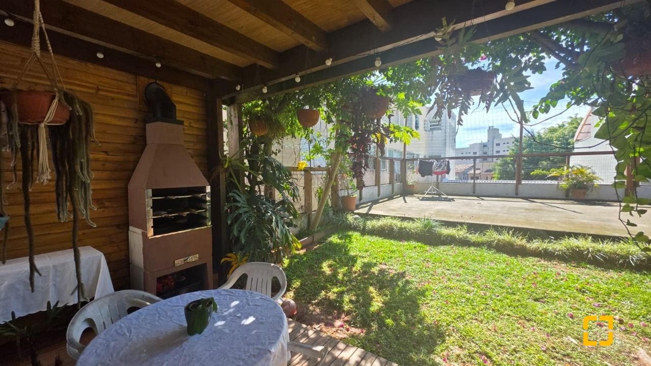 Casa com 236m², 3 quartos (sendo 1 suíte), 2 garagens, no bairro Coqueiros em Florianópolis