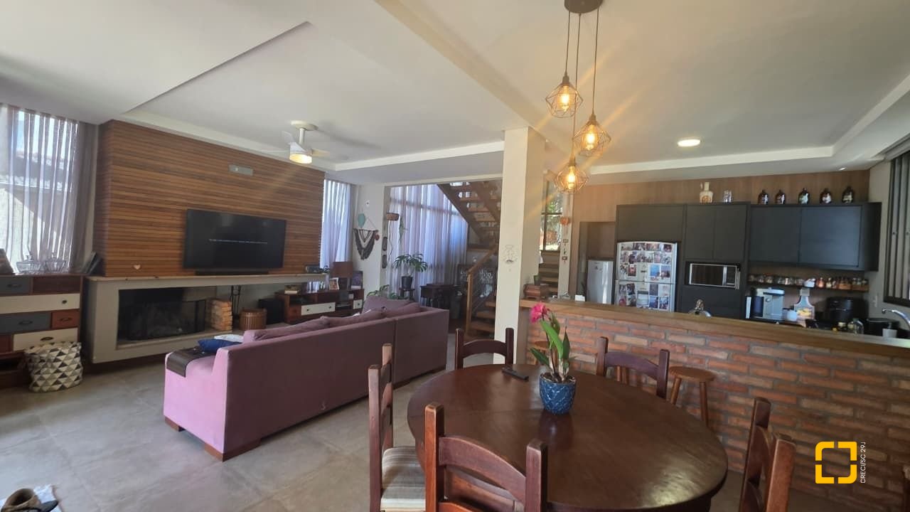 Casa com 236m², 3 quartos (sendo 1 suíte), 2 garagens, no bairro Coqueiros em Florianópolis