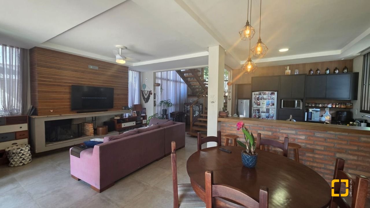 Casa com 236m², 3 quartos (sendo 1 suíte), 2 garagens, no bairro Coqueiros em Florianópolis
