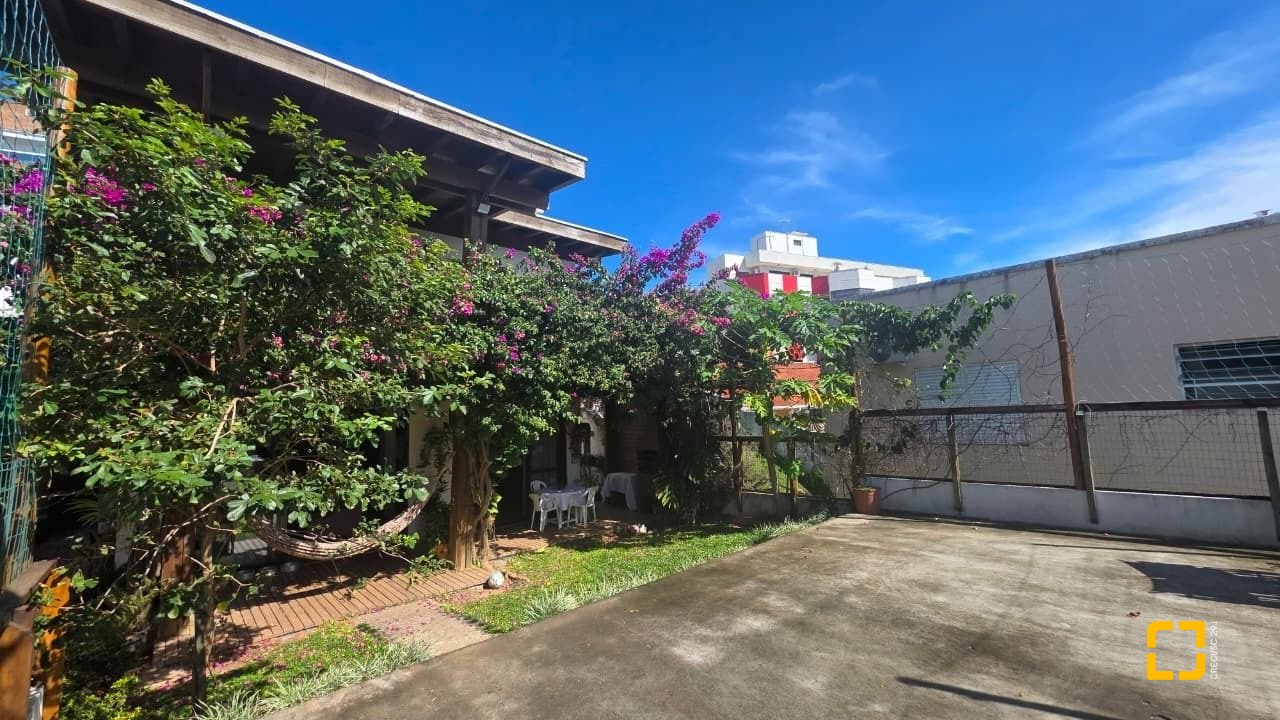 Casa com 236m², 3 quartos (sendo 1 suíte), 2 garagens, no bairro Coqueiros em Florianópolis