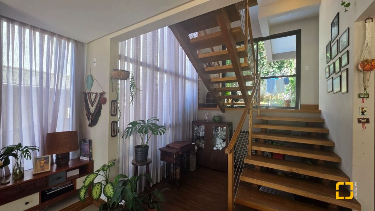 Casa com 236m², 3 quartos (sendo 1 suíte), 2 garagens, no bairro Coqueiros em Florianópolis