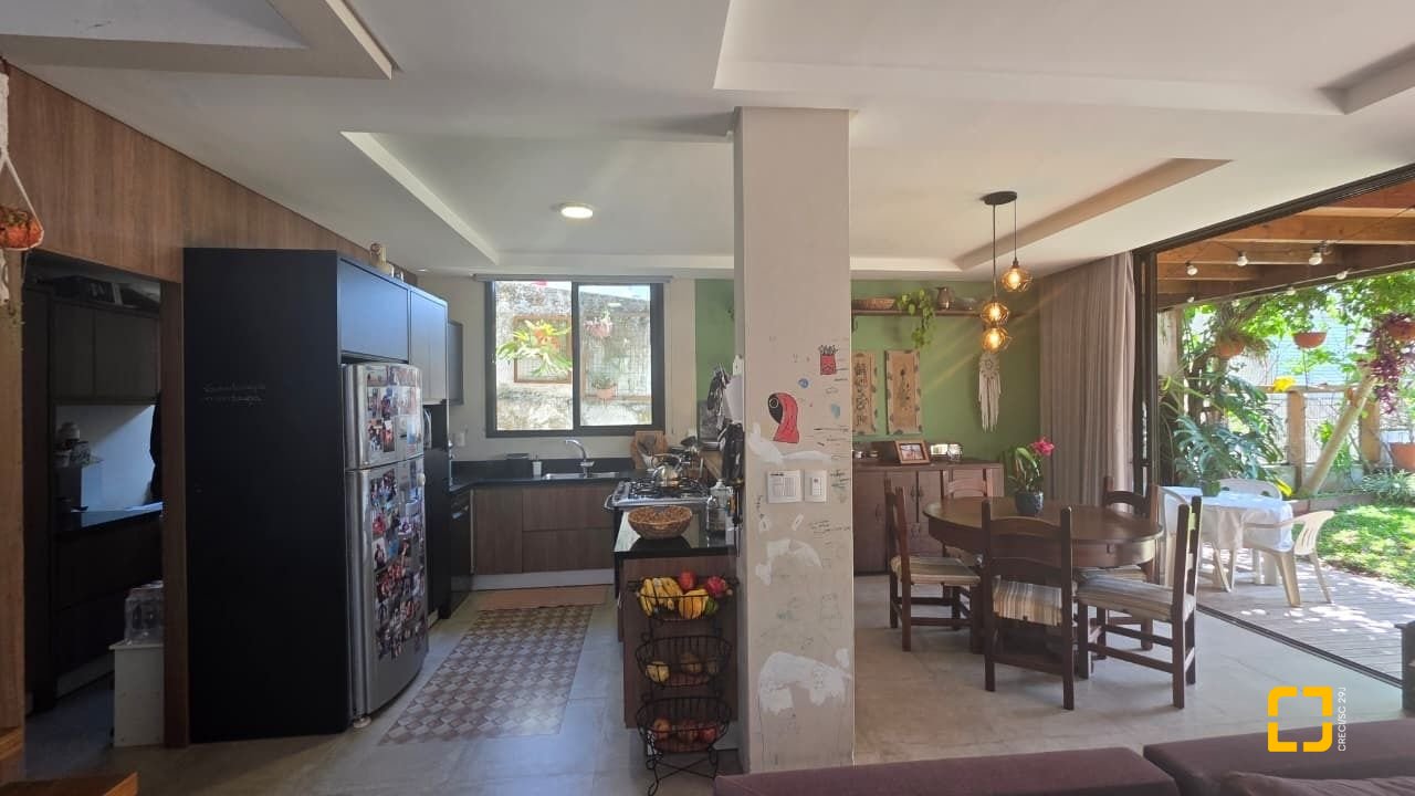 Casa com 236m², 3 quartos (sendo 1 suíte), 2 garagens, no bairro Coqueiros em Florianópolis