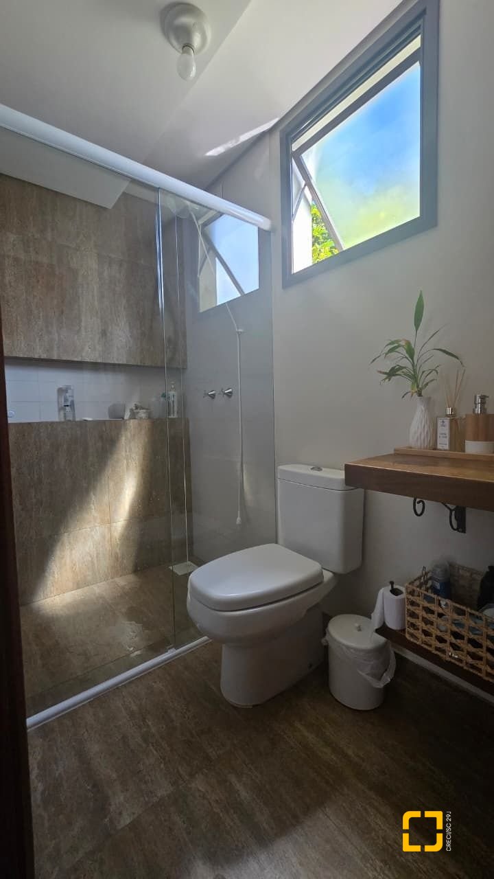 Casa com 236m², 3 quartos (sendo 1 suíte), 2 garagens, no bairro Coqueiros em Florianópolis