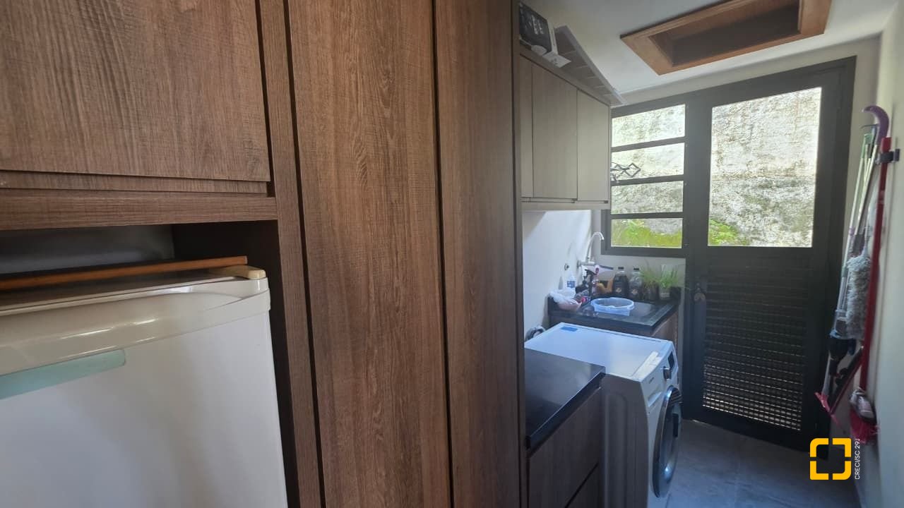 Casa com 236m², 3 quartos (sendo 1 suíte), 2 garagens, no bairro Coqueiros em Florianópolis