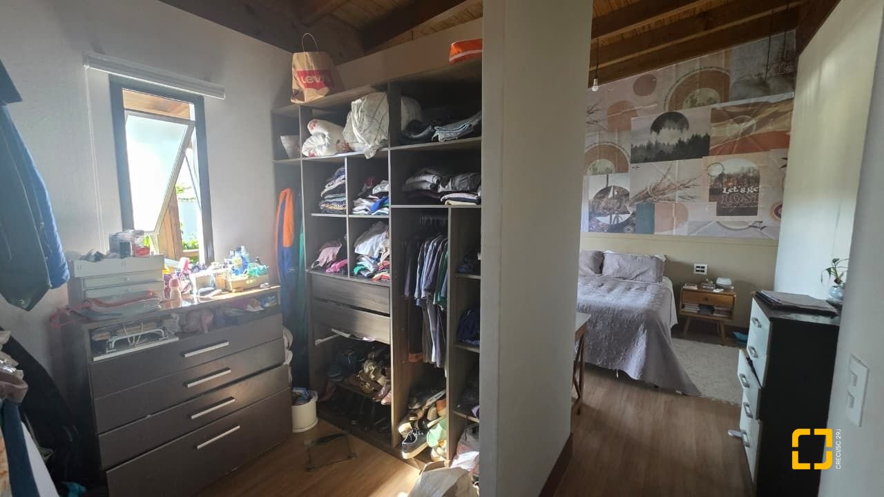 Casa com 236m², 3 quartos (sendo 1 suíte), 2 garagens, no bairro Coqueiros em Florianópolis