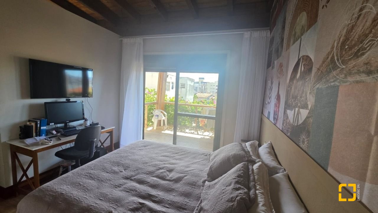 Casa com 236m², 3 quartos (sendo 1 suíte), 2 garagens, no bairro Coqueiros em Florianópolis