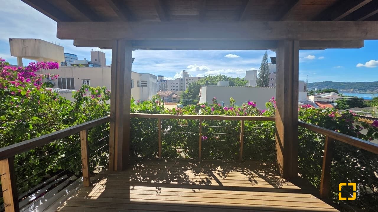 Casa com 236m², 3 quartos (sendo 1 suíte), 2 garagens, no bairro Coqueiros em Florianópolis