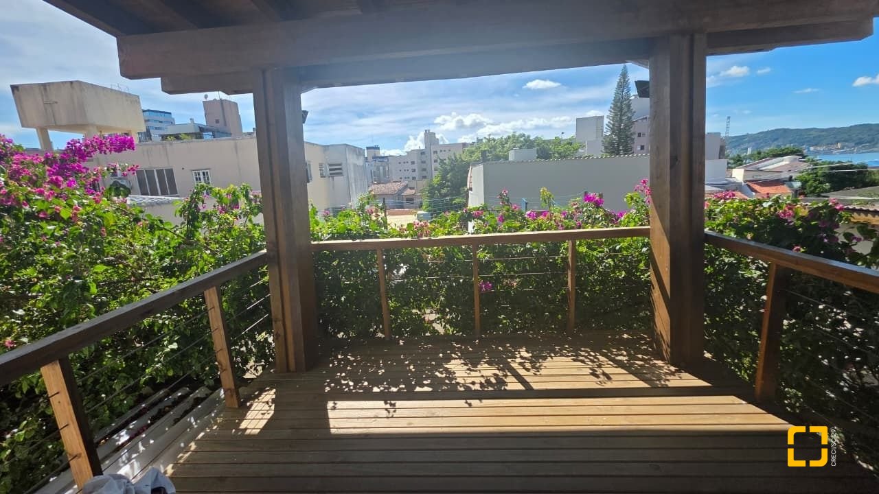 Casa com 236m², 3 quartos (sendo 1 suíte), 2 garagens, no bairro Coqueiros em Florianópolis