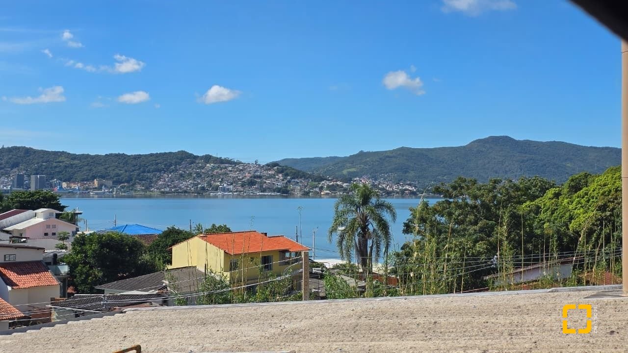 Casa com 236m², 3 quartos (sendo 1 suíte), 2 garagens, no bairro Coqueiros em Florianópolis