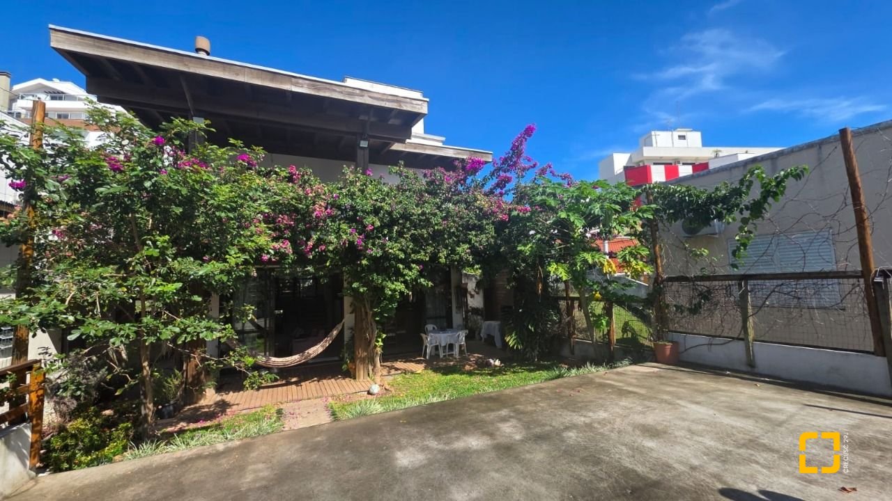 Casa com 236m², 3 quartos (sendo 1 suíte), 2 garagens, no bairro Coqueiros em Florianópolis