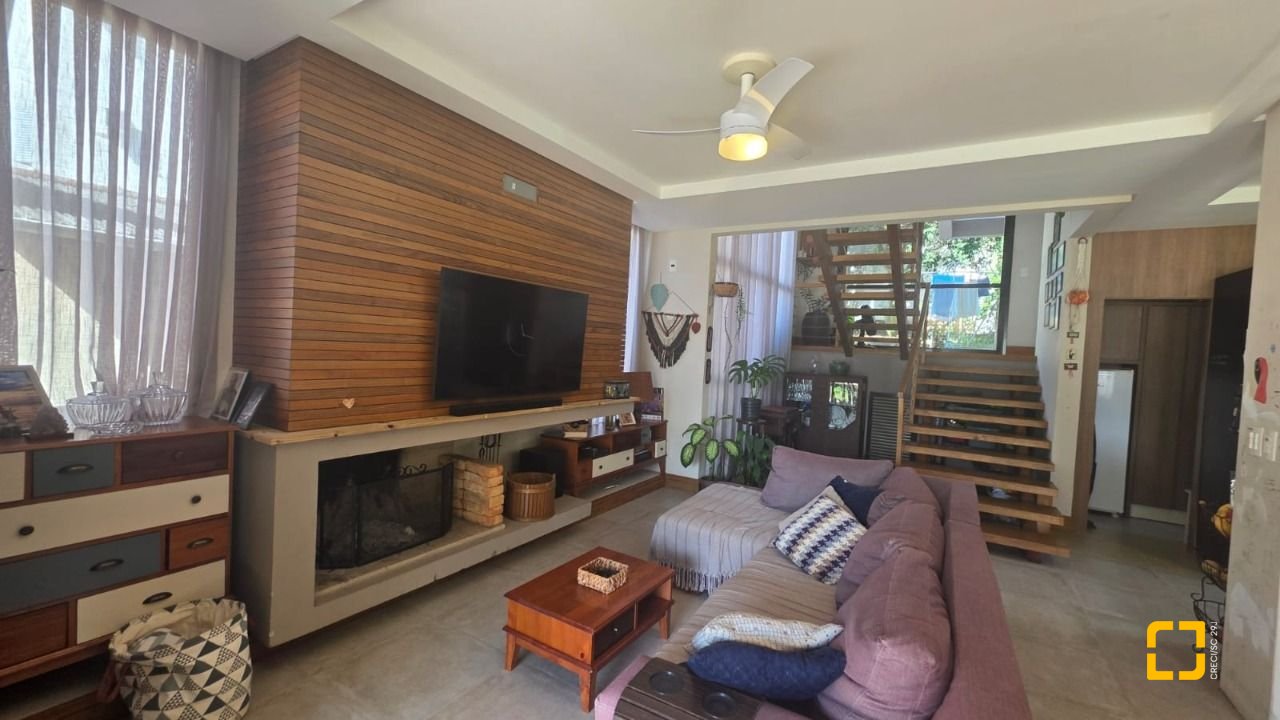 Casa com 236m², 3 quartos (sendo 1 suíte), 2 garagens, no bairro Coqueiros em Florianópolis