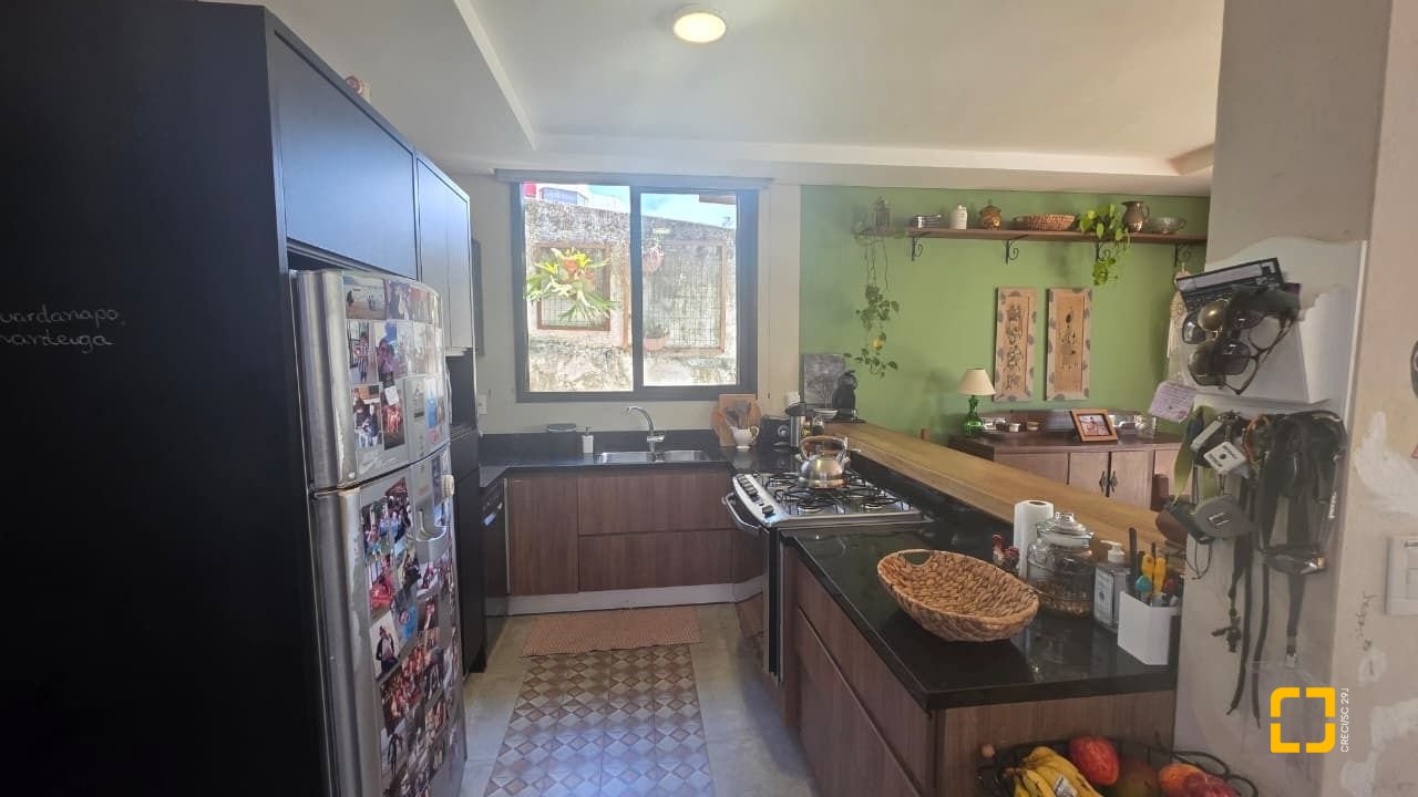 Casa com 236m², 3 quartos (sendo 1 suíte), 2 garagens, no bairro Coqueiros em Florianópolis