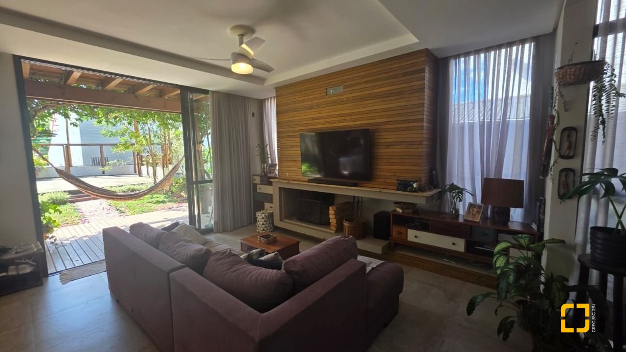 Casa com 236m², 3 quartos (sendo 1 suíte), 2 garagens, no bairro Coqueiros em Florianópolis